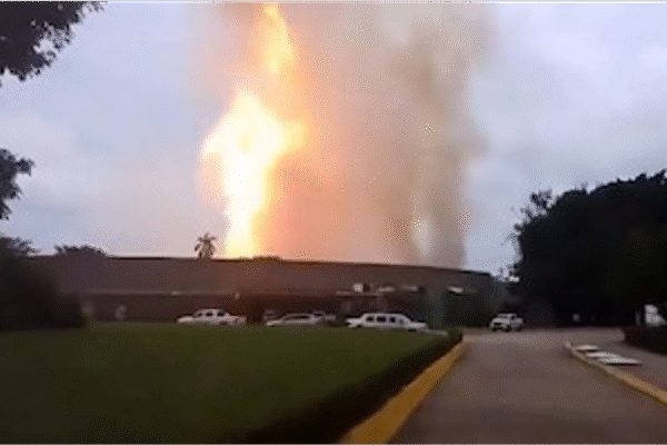 Explosión en ducto de Pemex entre Chiapas y Tabasco moviliza a personal y vecinos