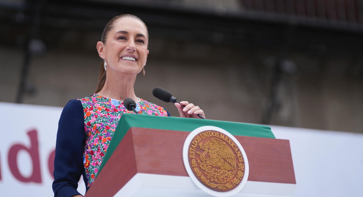 Claudia Sheinbaum pronuncia un discurso desde el atril presidencial en el Zócalo.