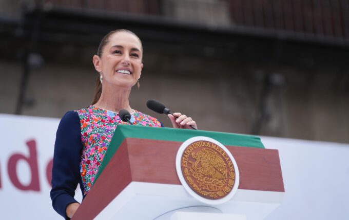 Claudia Sheinbaum pronuncia un discurso desde el atril presidencial en el Zócalo.