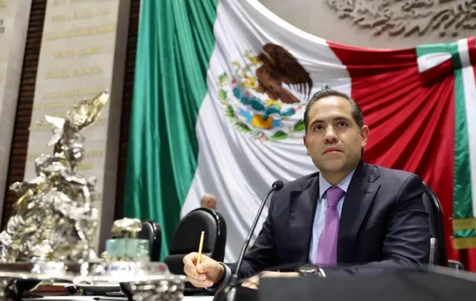 Raúl Bolaños-Cacho Cué preside una sesión en la Cámara de Diputados