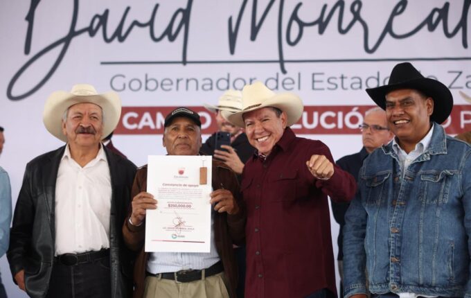 David Monreal durante el anuncio de nuevos consultorios SUS para la región.